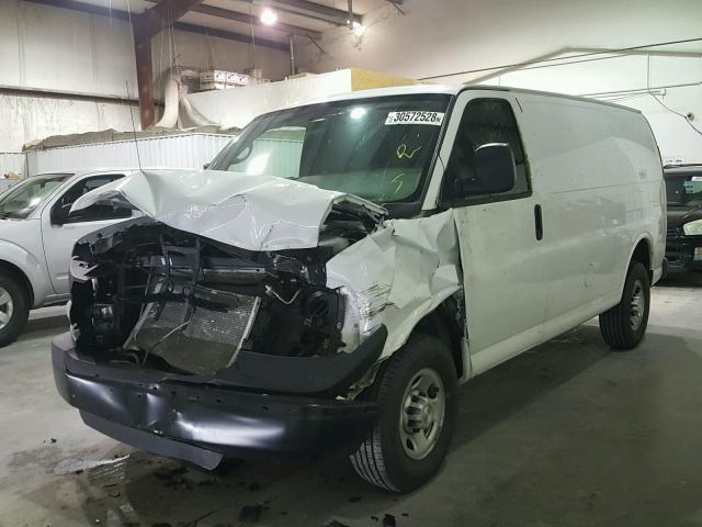 1GCWGFCF3F1257374 - 2015 CHEVROLET EXPRESS G2 WHITE photo 2