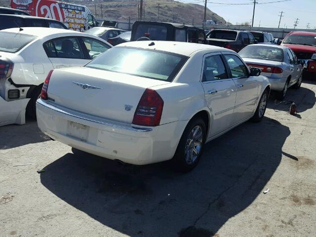 2C3AA63H05H517165 - 2005 CHRYSLER 300C WHITE photo 4