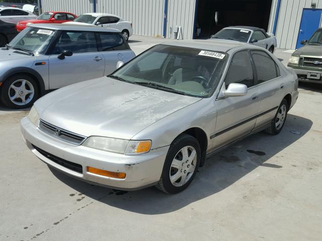 1HGCD5633TA216747 - 1996 HONDA ACCORD LX SILVER photo 2