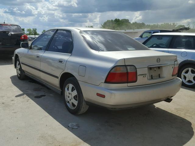 1HGCD5633TA216747 - 1996 HONDA ACCORD LX SILVER photo 3