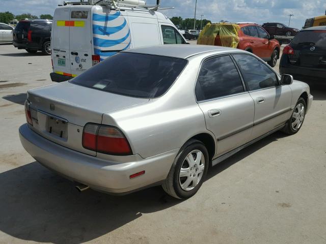 1HGCD5633TA216747 - 1996 HONDA ACCORD LX SILVER photo 4