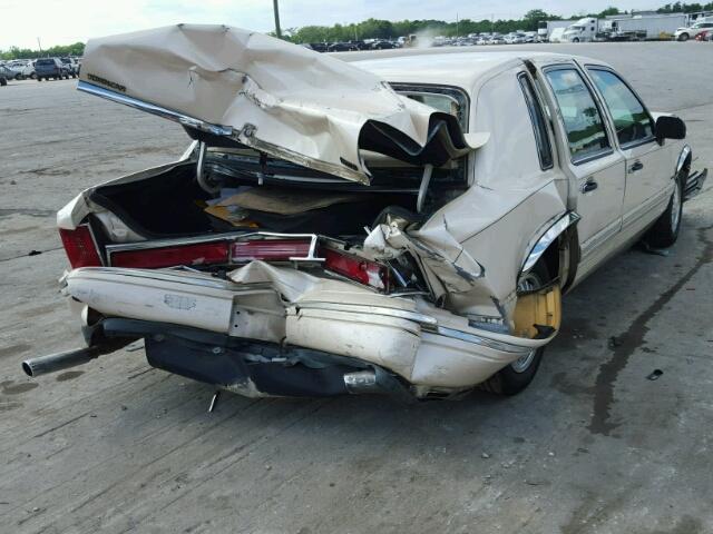 1LNLM83W0VY619038 - 1997 LINCOLN TOWN CAR C CREAM photo 4