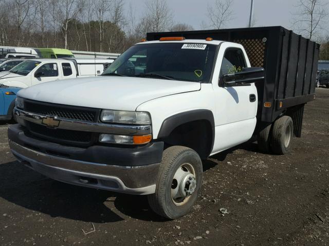 1GBJC34U32E209432 - 2002 CHEVROLET SILVERADO WHITE photo 2