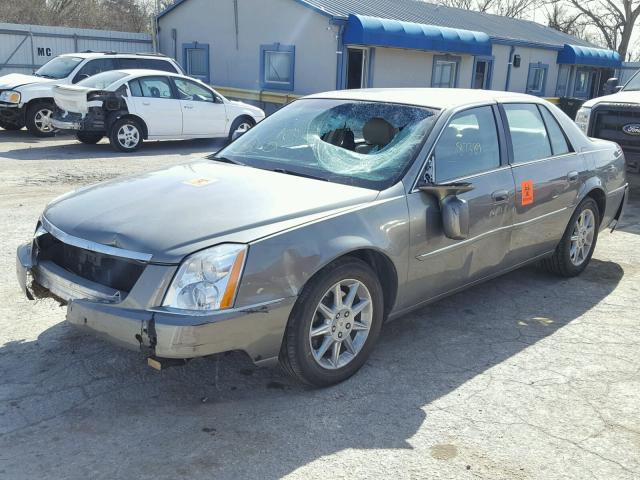 1G6KD5EY7AU130556 - 2010 CADILLAC DTS LUXURY GRAY photo 2