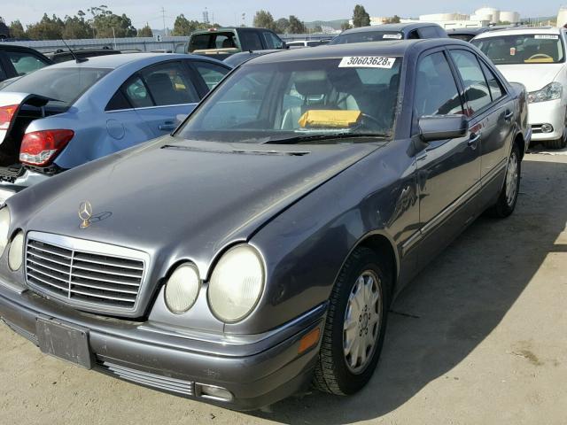 WDBJF65F2WA592022 - 1998 MERCEDES-BENZ E 320 GRAY photo 2