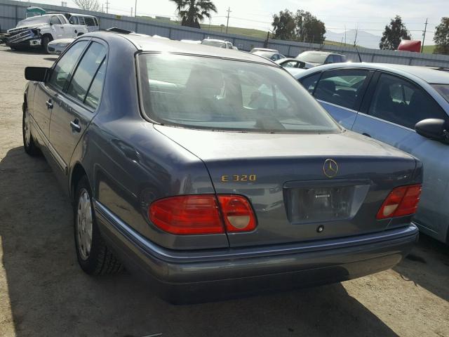 WDBJF65F2WA592022 - 1998 MERCEDES-BENZ E 320 GRAY photo 3