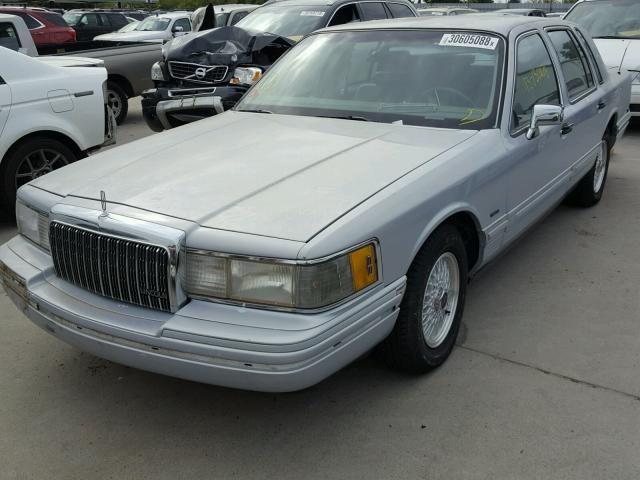 1LNLM81W6PY765353 - 1993 LINCOLN TOWN CAR E SILVER photo 2