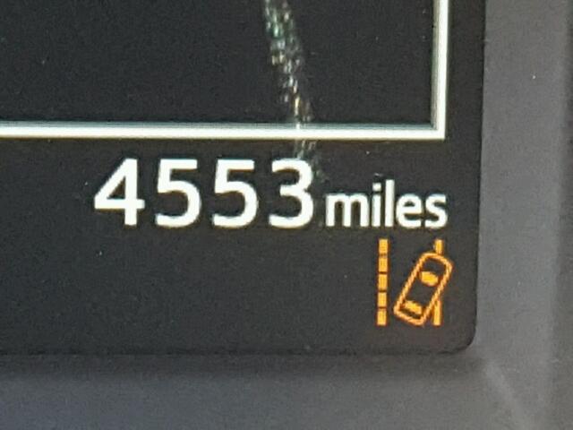 2T3ZFREV4HW395046 - 2017 TOYOTA RAV4 LE SILVER photo 8