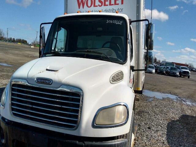 1FVACXDD45HV36352 - 2005 FREIGHTLINER M2 106 MED WHITE photo 2