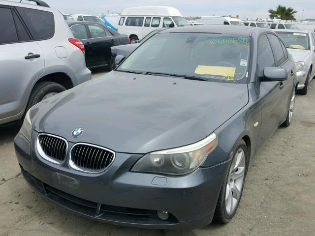 WBANB33505CN66977 - 2005 BMW 545 I GRAY photo 2