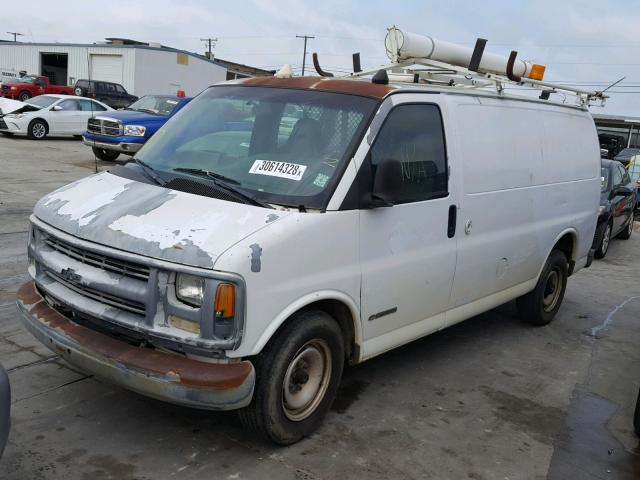 1GCFG25W8W1053076 - 1998 CHEVROLET EXPRESS G2 WHITE photo 2