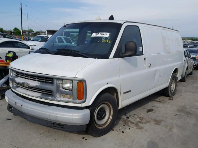 1GCFG25W3Y1107872 - 2000 CHEVROLET EXPRESS G2 WHITE photo 2