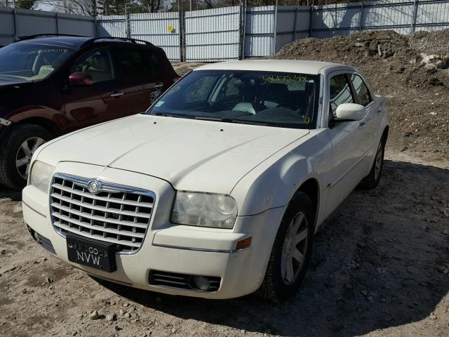 2C3JA53G95H161087 - 2005 CHRYSLER 300 TOURIN WHITE photo 2