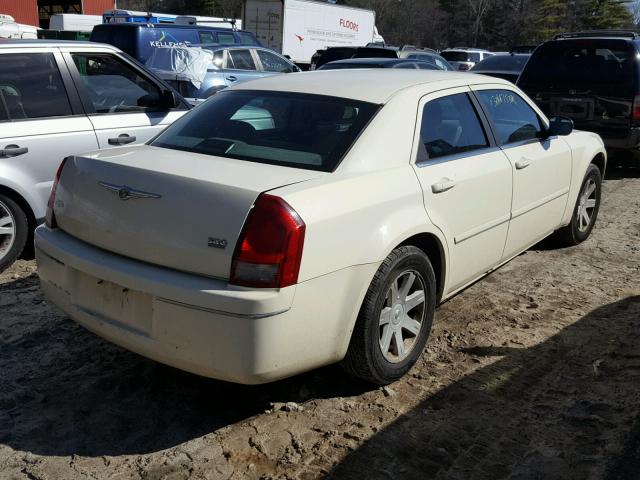 2C3JA53G95H161087 - 2005 CHRYSLER 300 TOURIN WHITE photo 4