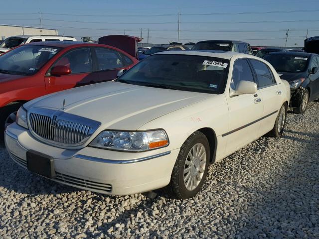 1LNHM82W53Y672614 - 2003 LINCOLN TOWN CAR S CREAM photo 2