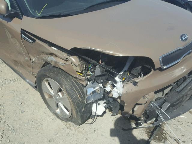 KNDJN2A28G7312425 - 2016 KIA SOUL BROWN photo 9