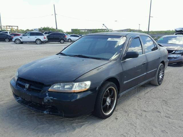 1HGCG564XWA224932 - 1998 HONDA ACCORD LX GREEN photo 2