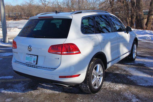 WVGEP9BP8DD011659 - 2013 VOLKSWAGEN TOUAREG V6 WHITE photo 2