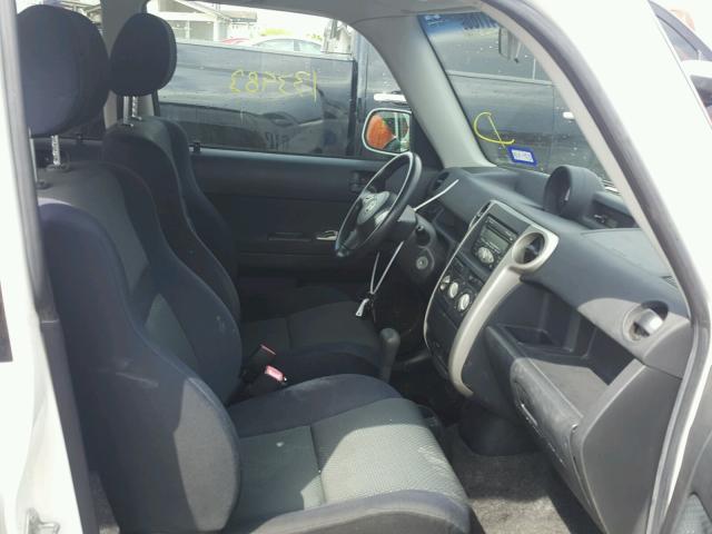 JTLKT324564101123 - 2006 TOYOTA SCION XB WHITE photo 5