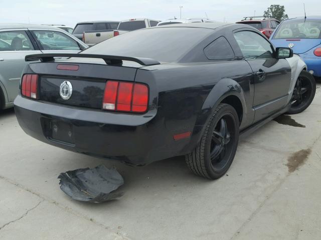 1ZVFT80N365139947 - 2006 FORD MUSTANG BLACK photo 4