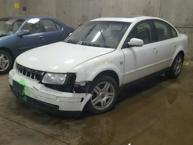 WVWPD23BXYP212855 - 2000 VOLKSWAGEN PASSAT GLX 白色 照片 2