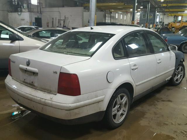 WVWPD23BXYP212855 - 2000 VOLKSWAGEN PASSAT GLX WHITE photo 4