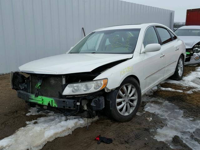 KMHFC46F77A161675 - 2007 HYUNDAI AZERA SE WHITE photo 2