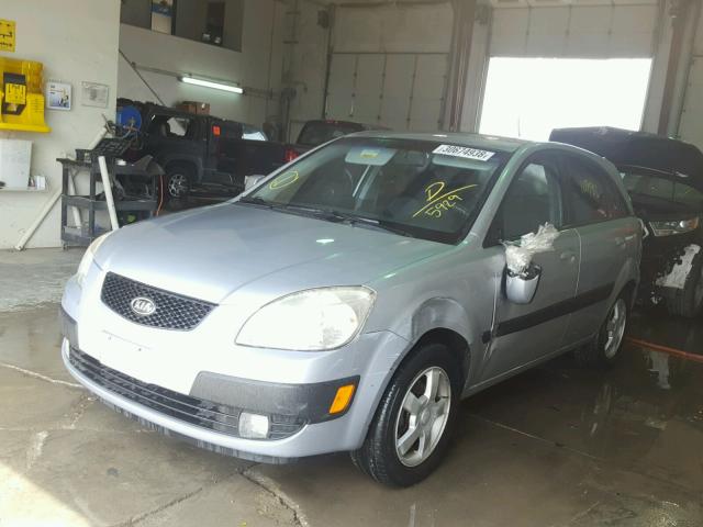 KNADE163266065929 - 2006 KIA RIO 5 SILVER photo 2