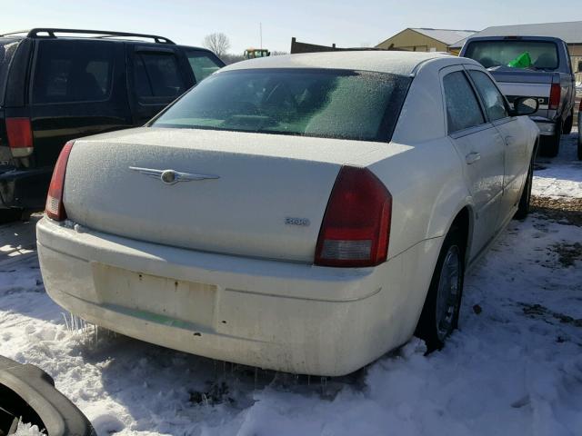 2C3JA43R15H600617 - 2005 CHRYSLER 300 WHITE photo 4