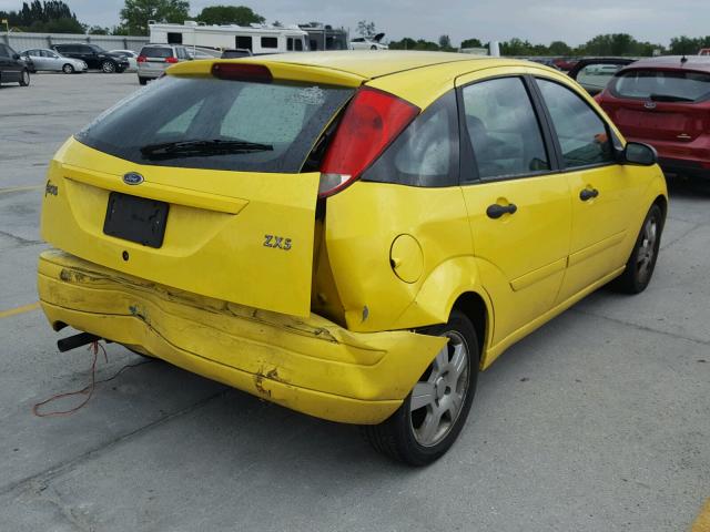 3FAFP37393R181763 - 2003 FORD FOCUS ZX5 YELLOW photo 4