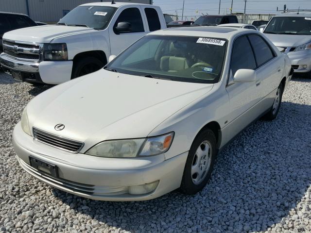 JT8BF28G1X5067769 - 1999 LEXUS ES 300 WHITE photo 2