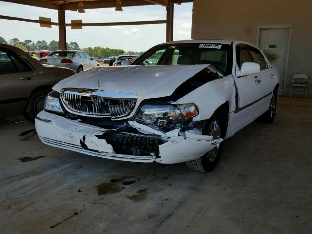 1LNHM82W96Y642665 - 2006 LINCOLN TOWN CAR S WHITE photo 2