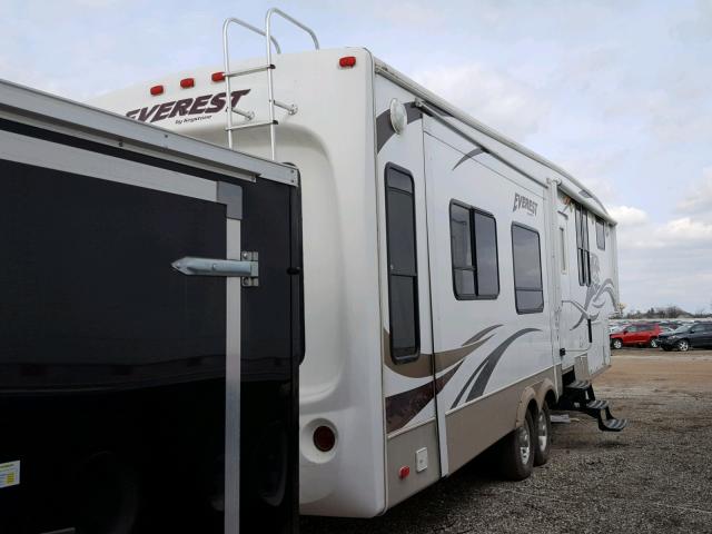 4YDF340219E770604 - 2009 KEYSTONE EVEREST WHITE photo 4