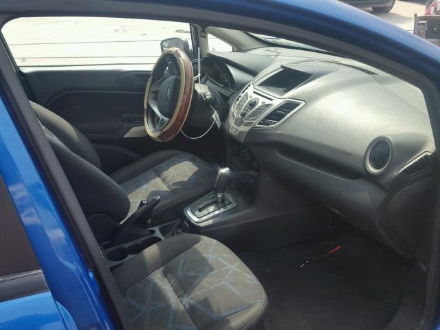 3FADP4BJ0BM129226 - 2011 FORD FIESTA SE BLUE photo 5