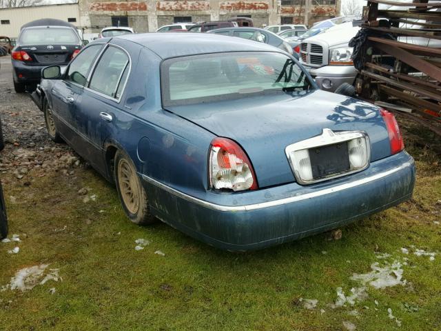 1LNHM82W42Y658606 - 2002 LINCOLN TOWN CAR S BLUE photo 3