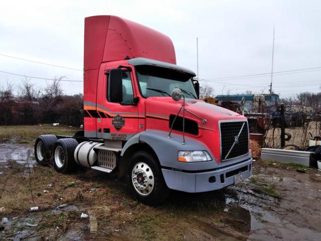 4V4MC9EG19N281734 - 2009 VOLVO VN VNM RED photo 2