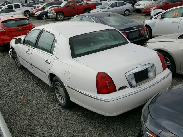 1LNHM82W6YY939699 - 2000 LINCOLN TOWN CAR S WHITE photo 3