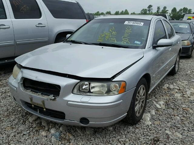 YV1RS612X52463645 - 2005 VOLVO S60 SILVER photo 2