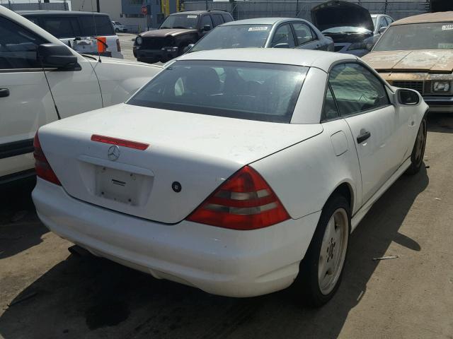 WDBKK47FXWF068167 - 1998 MERCEDES-BENZ SLK 230 KO WHITE photo 4