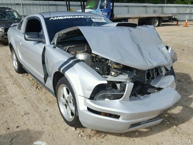 1ZVFT80N865147882 - 2006 FORD MUSTANG SILVER photo 1