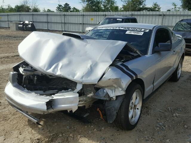 1ZVFT80N865147882 - 2006 FORD MUSTANG SILVER photo 2