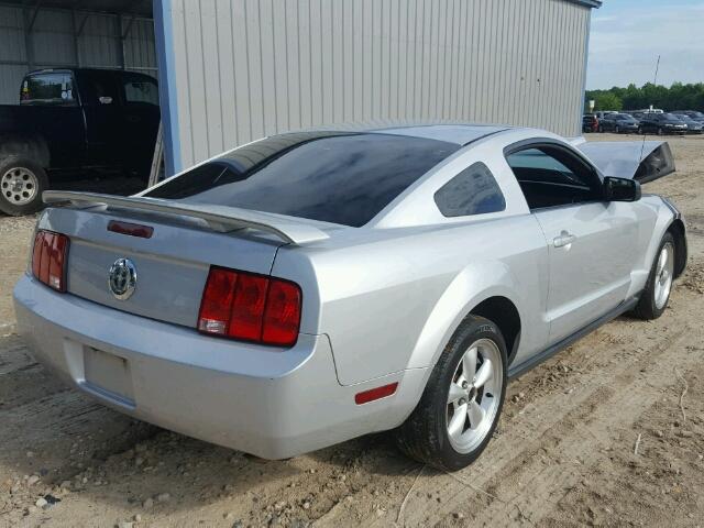 1ZVFT80N865147882 - 2006 FORD MUSTANG SILVER photo 4