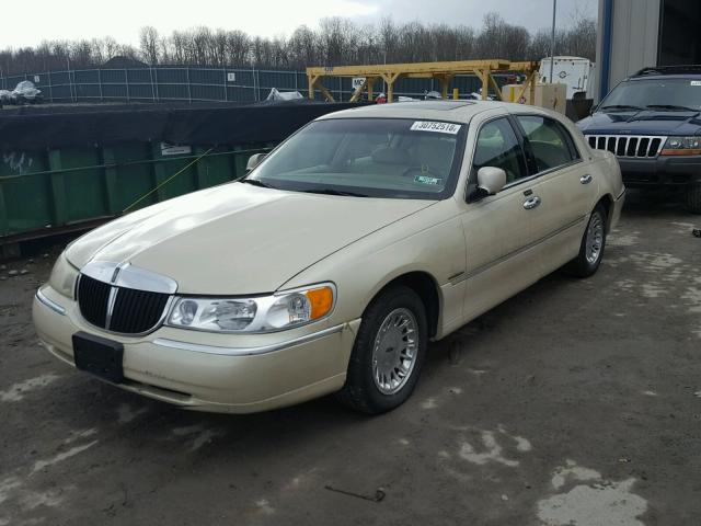 1LNHM83WX2Y621655 - 2002 LINCOLN TOWN CAR C BEIGE photo 2