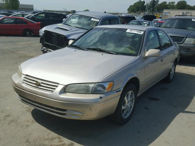 4T1BF22K8WU057951 - 1998 TOYOTA CAMRY CE SILVER photo 2