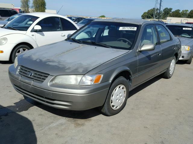 JT2BG22K3X0280935 - 1999 TOYOTA CAMRY LE BEIGE photo 2