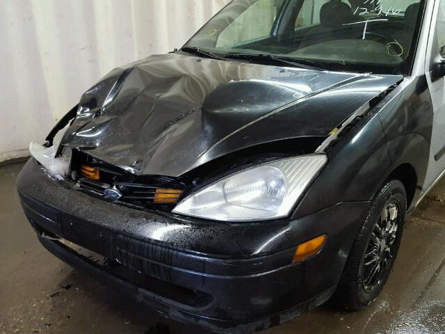 3FAFP37313R136090 - 2003 FORD FOCUS ZX5 SILVER photo 10