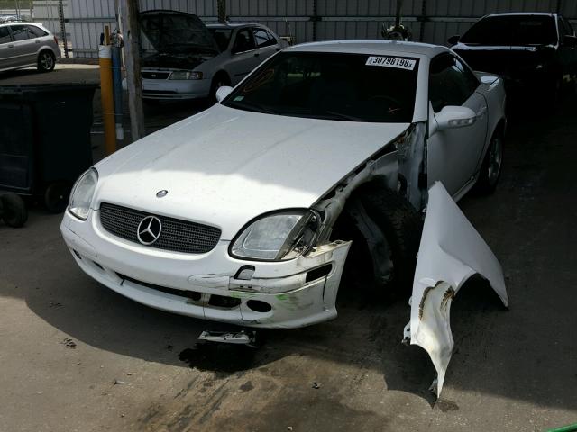 WDBKK65F81F199881 - 2001 MERCEDES-BENZ SLK 320 WHITE photo 2