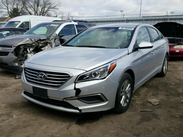 5NPE24AF7HH538820 - 2017 HYUNDAI SONATA SE SILVER photo 2