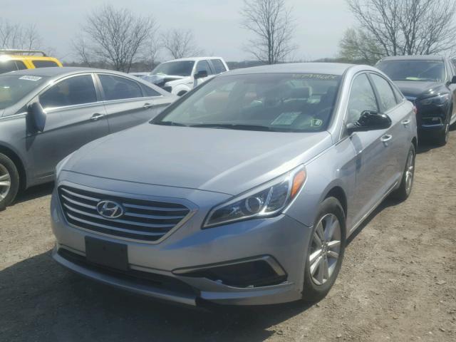 5NPE24AF8GH370488 - 2016 HYUNDAI SONATA SE SILVER photo 2