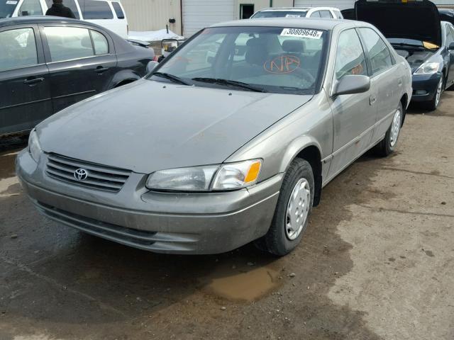 4T1BG22K8WU217484 - 1998 TOYOTA CAMRY CE GOLD photo 2